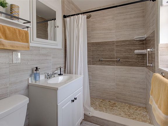 5th image of 2500 NE 16th Ave #1-2