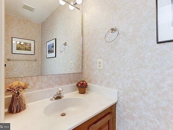 5th image of 1227 Bond St