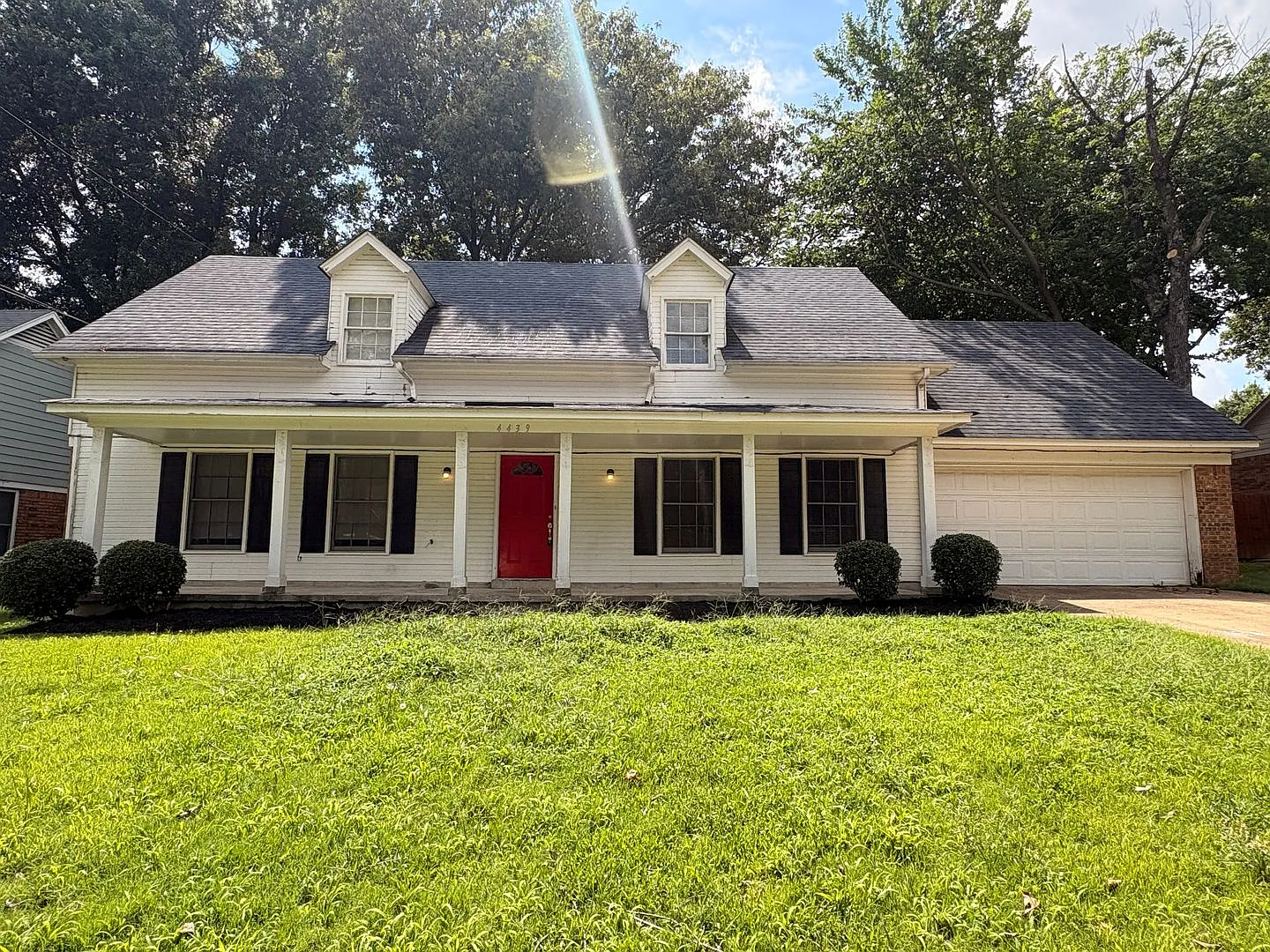 Spacious Home Freshly Painted and New Carpeted! Fully Fenced in Back Yard. — Photo 2