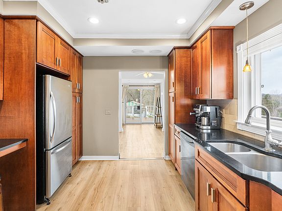 4th image of 485 Hall Rd