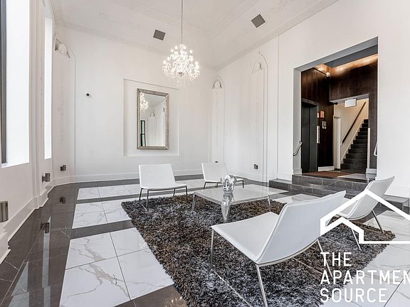 3rd image of 923 W Carmen Ave #4D