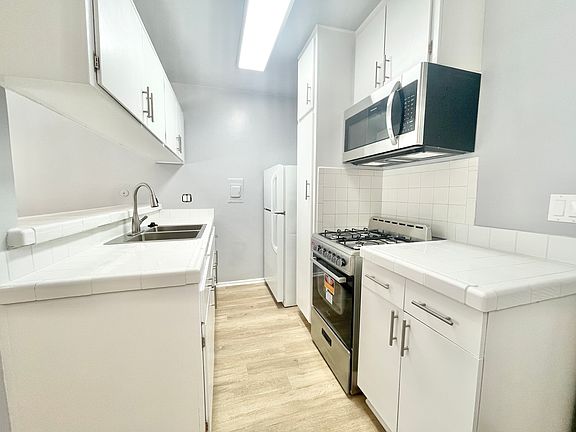 3rd image of 12309 Burbank Blvd #8