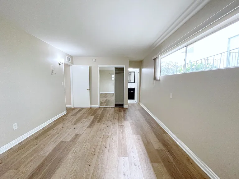 2851 Montrose Ave — Photo 15