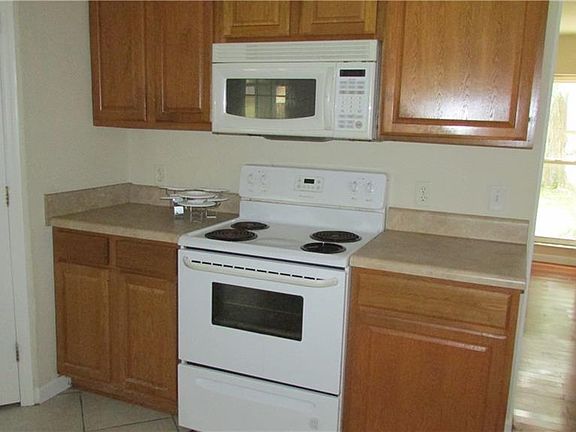 5th image of 8910 Pine Tree Dr