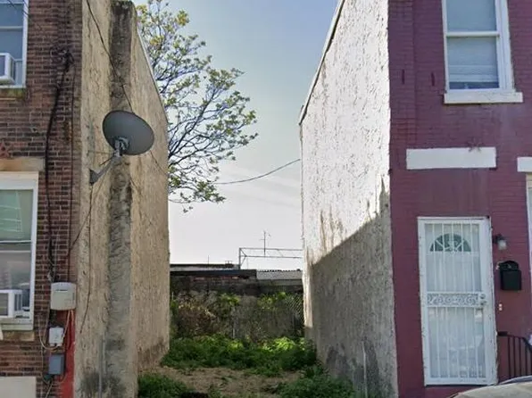 932 Edgley St, Philadelphia, PA 19122