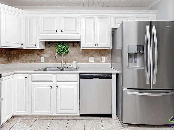 5th image of 208 Stirling Bridge Dr