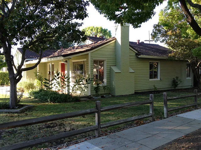 1293 Crompton Rd photo 1