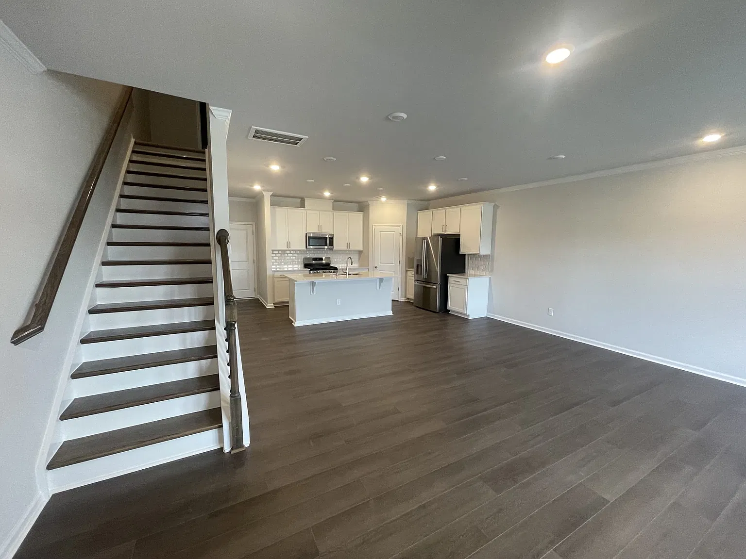 3 bed, 2.5 bath, 1950 sqft, $1,795 — Photo 3