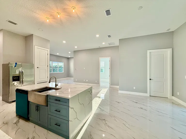 675 NE Moss Rose Pl — Photo 18