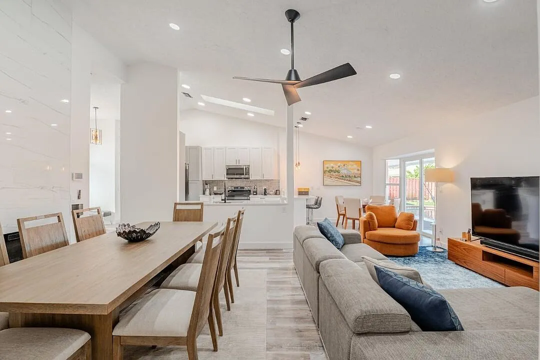 6 bed, 4.0 bath, 2561 sqft, $10,000 — Photo 1