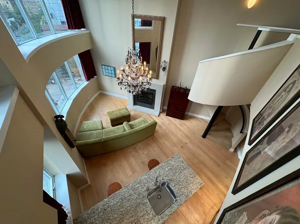 618 Abbott St Penthouse 7, Vancouver, BC V6B 0C1