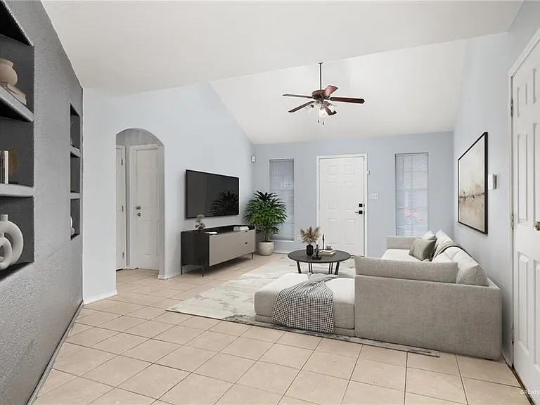 310 Universal Ave — Photo 2