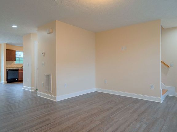 4th image of 450 Twisted Oak Dr