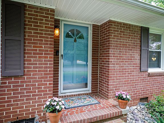 2nd image of 905 Kentwood Dr