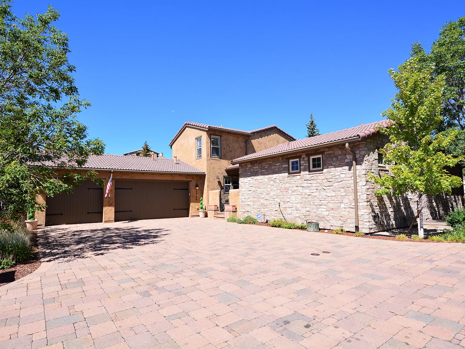 4 bed, 4976 sqft, $4,500 — Photo 1