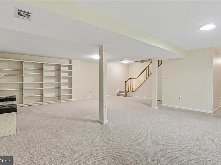 9708 Locust Hill Dr — Photo 45