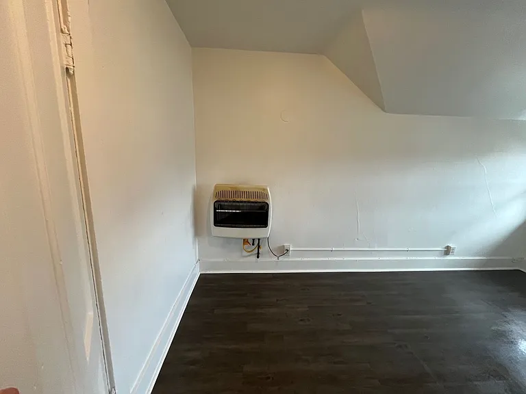 121 W 13th St — Photo 13