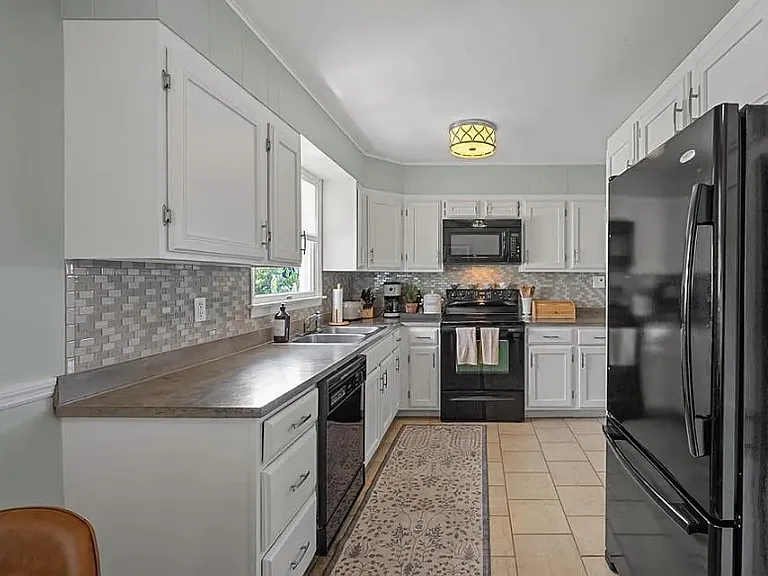 320 8th Ave — Photo 3