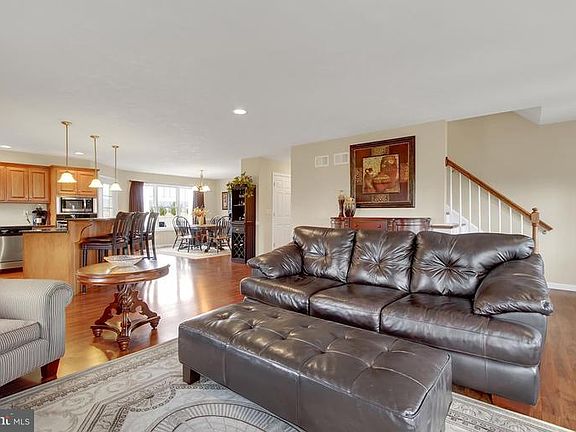 4th image of 935 Railroad Ln