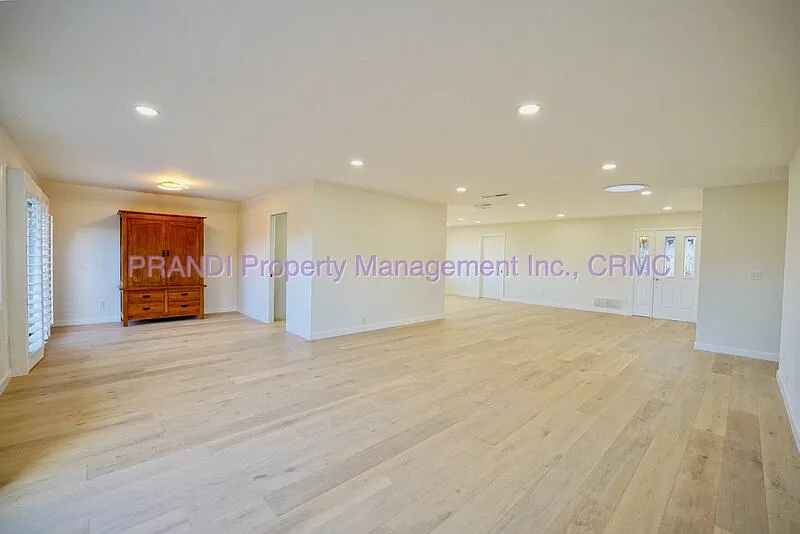 4 bed, 2.5 bath, 1839 sqft, $5,400 — Photo 2