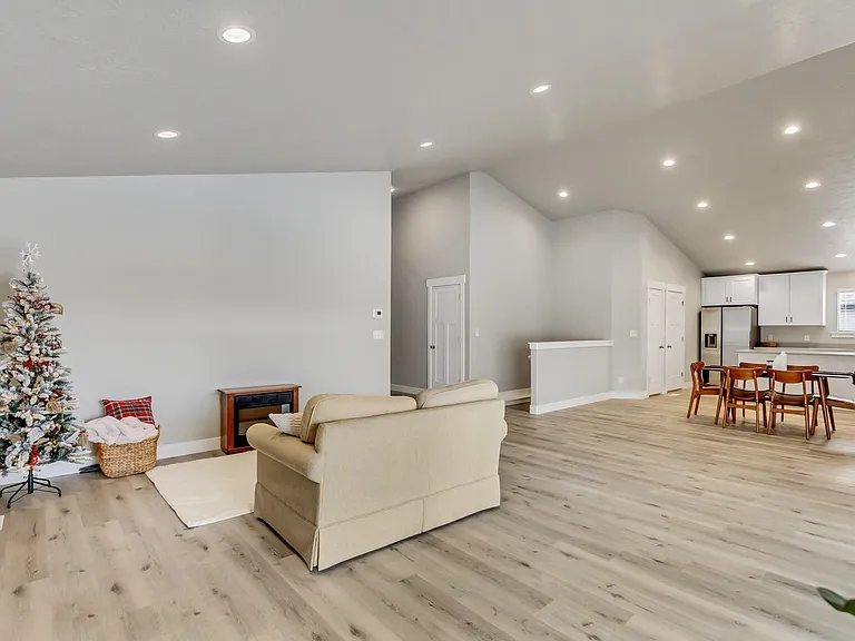 2299 E Woodbury Ln — Photo 16