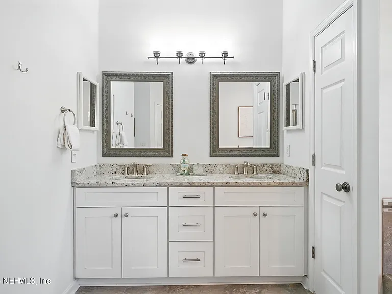 150A N Roscoe Blvd — Photo 32