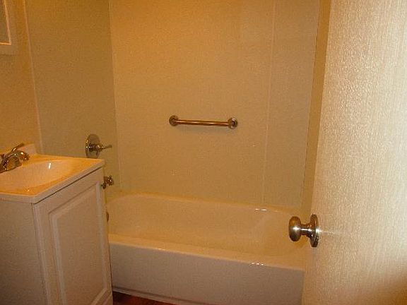 4th image of 265 Laurel St #4B