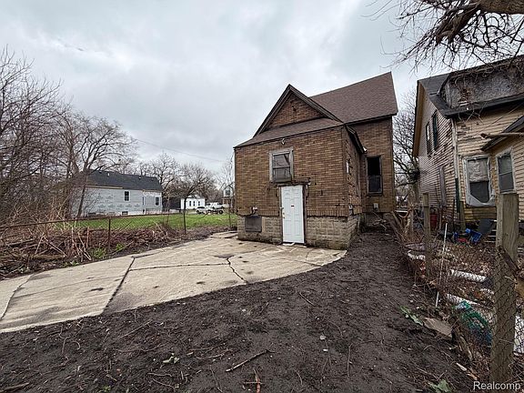 2nd image of 2546 W Forest Ave