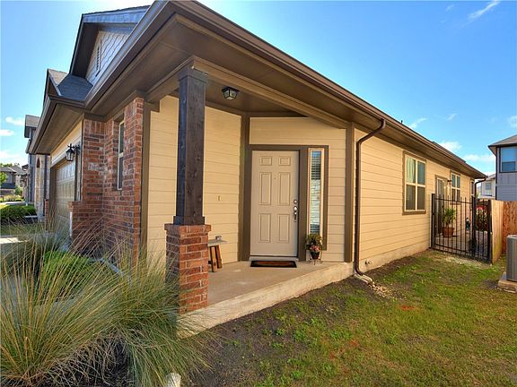 3rd image of 909 Sleepy Dell Ln