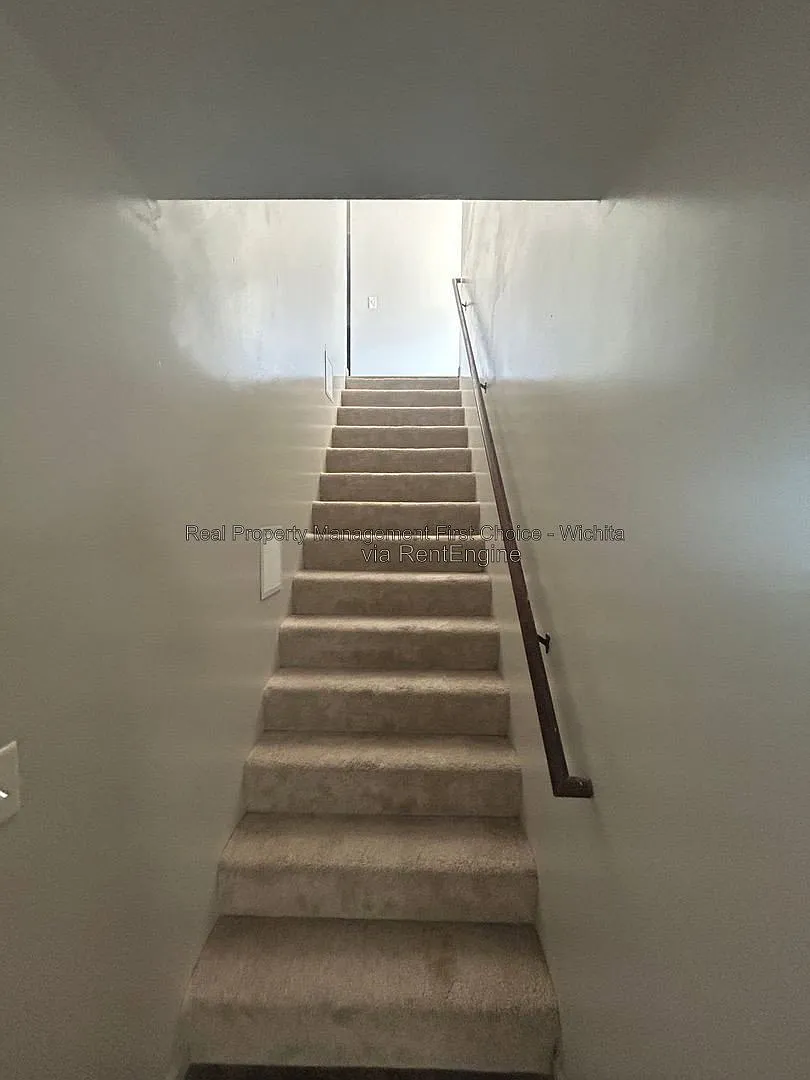 6 bed, 3.0 bath, 2401 sqft, $2,600 — Photo 4