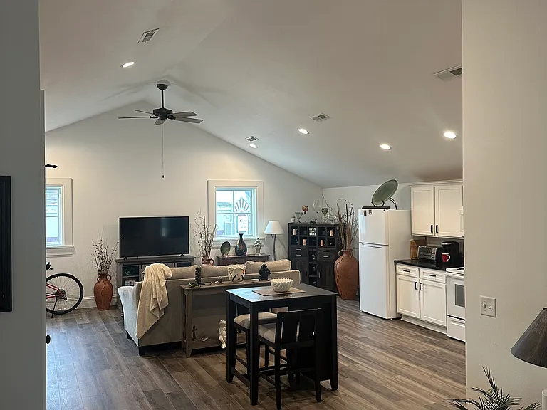 127 N Main St — Photo 4
