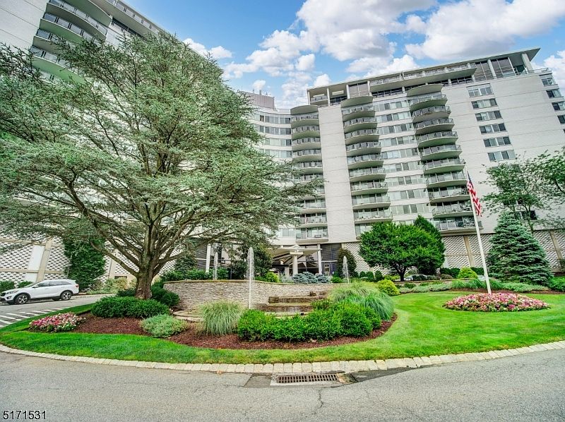 1st image of 1 Claridge Dr APT 913