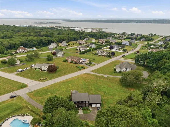 121 King Charles Dr, Portsmouth, RI 02871