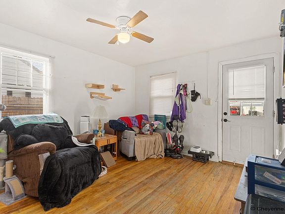 3rd image of 515 E 3rd St