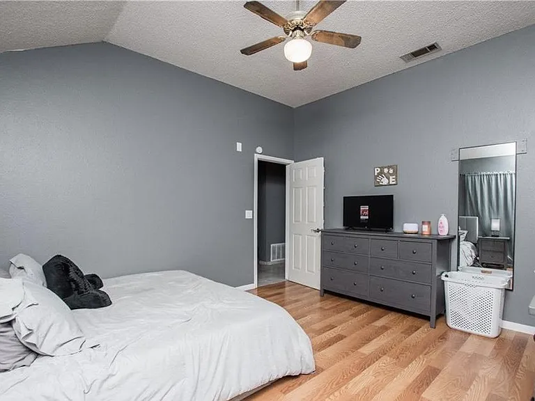 1410 Windsor Cir — Photo 16