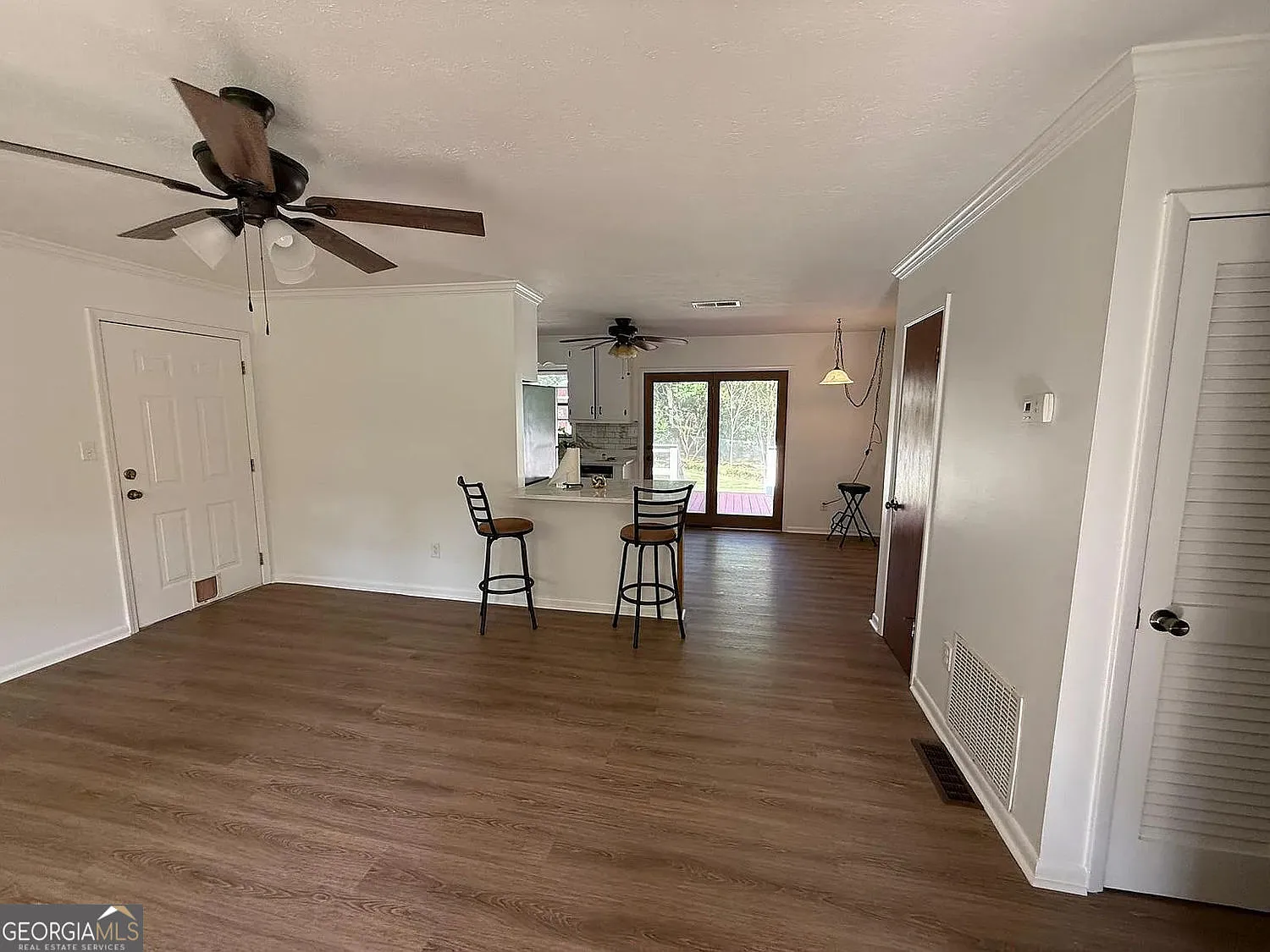 3 bed, 2.0 bath, 1035 sqft, $2,100 — Photo 3