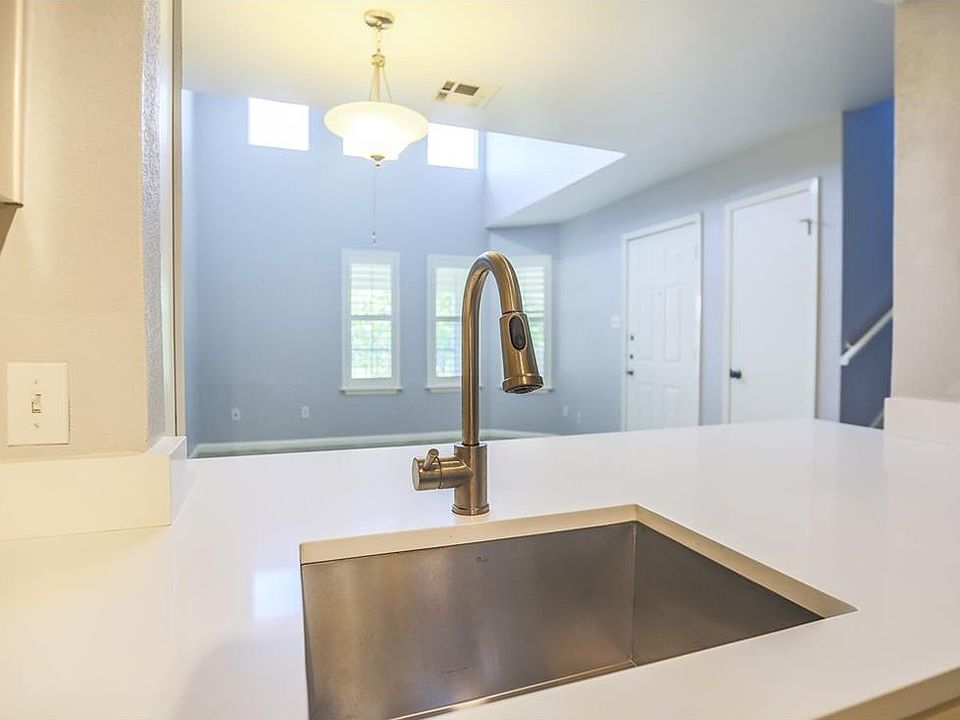 1st image of 2104 Cullen Ave APT 206