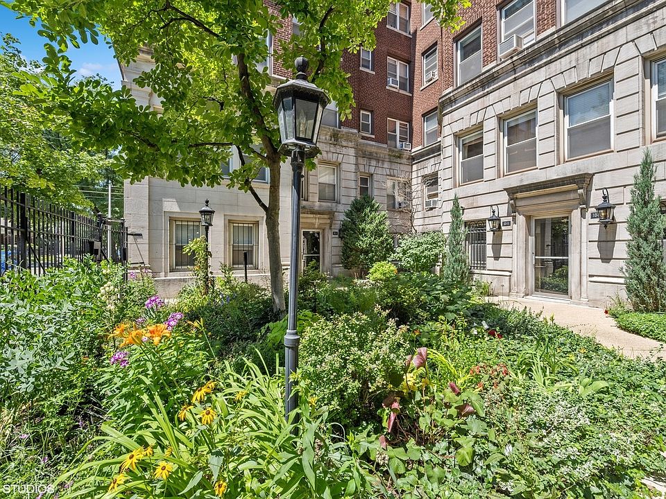 2nd image of 1052 W Balmoral Ave APT 2F