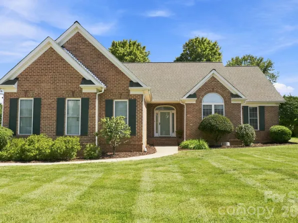 137 Fox Den Cir, Statesville, NC 28677