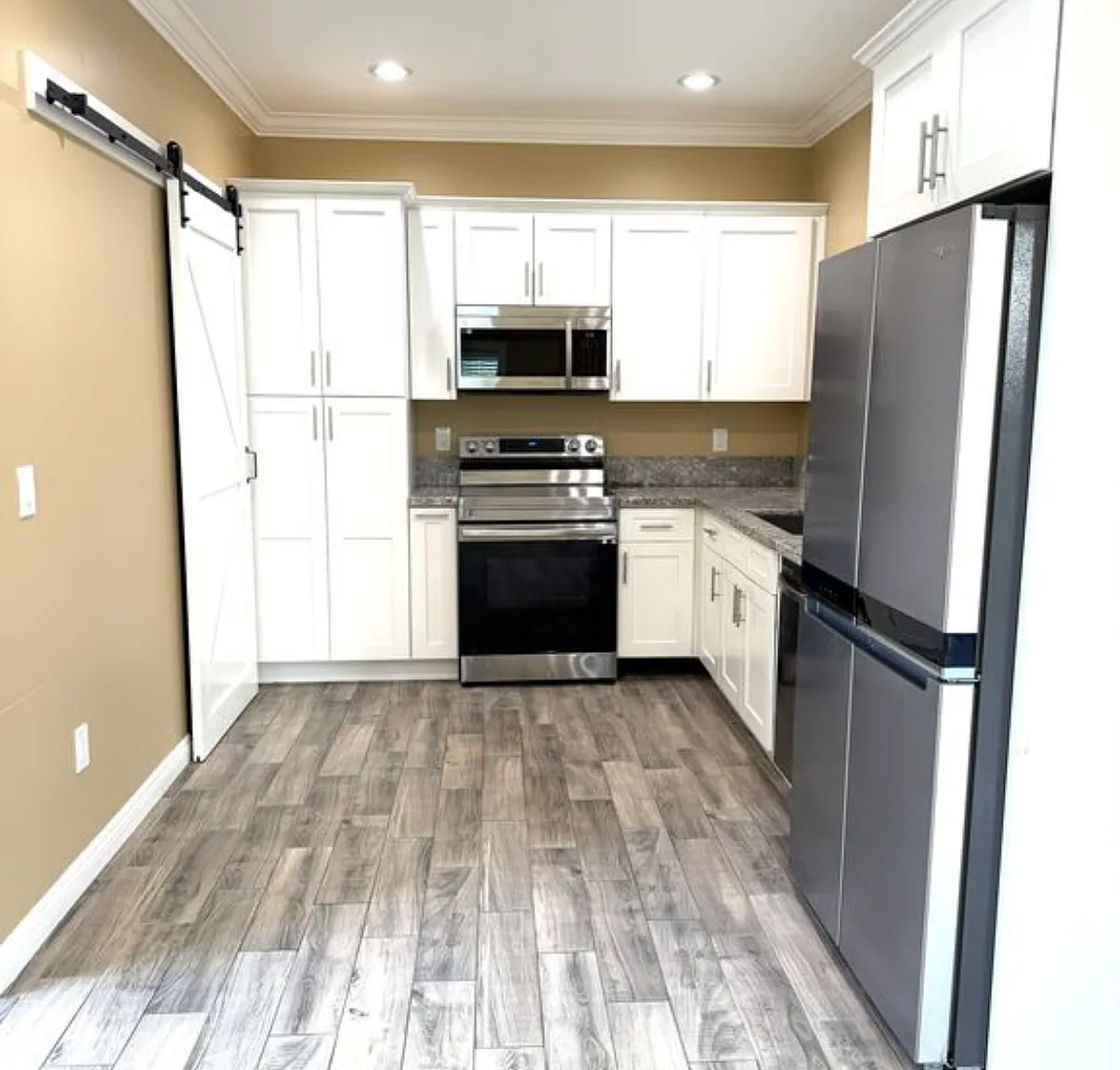3 bed, 2.5 bath, 1126 sqft, $3,200 — Photo 3