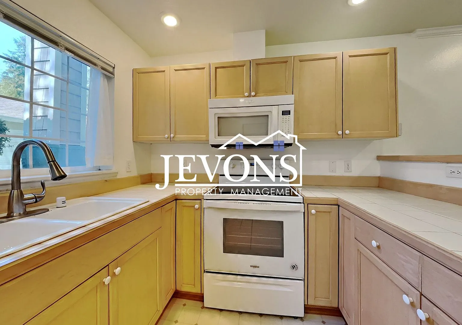 Condo with Swimming Pool and Private Enclosed 1-Car Garage in Klahanie Neighborhood — Photo 1