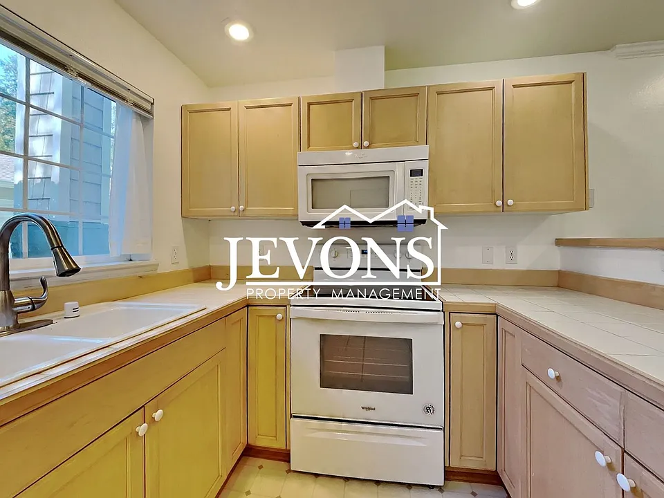 25235 SE Klahanie Blvd #P102