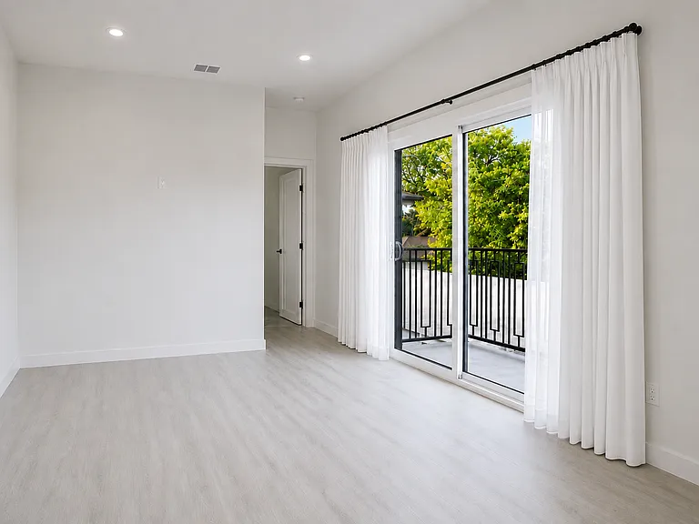 15217 Roya St — Photo 27