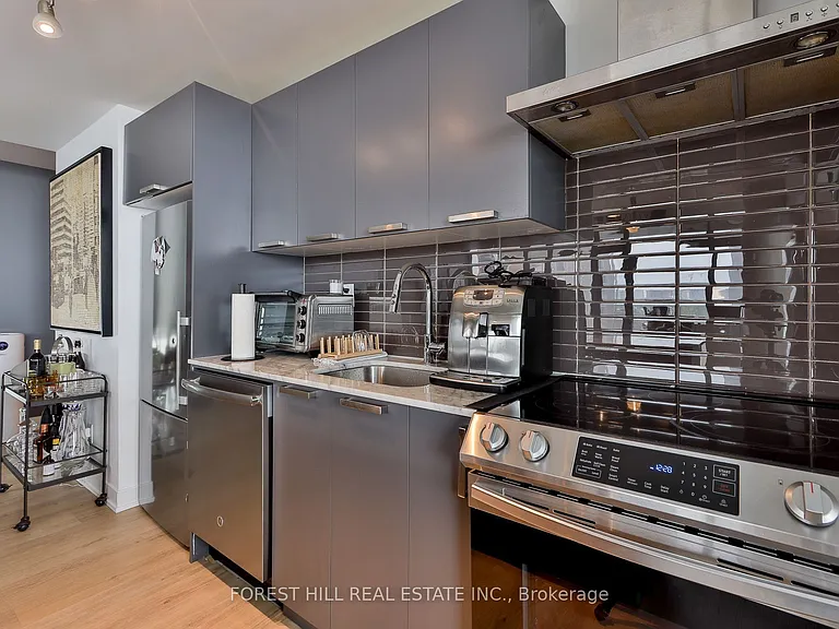 95 Bathurst St #522 — Photo 11