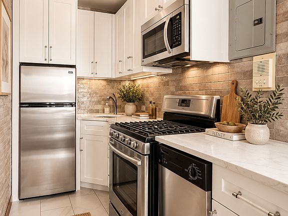 3rd image of 132 W 71st St APT 9
