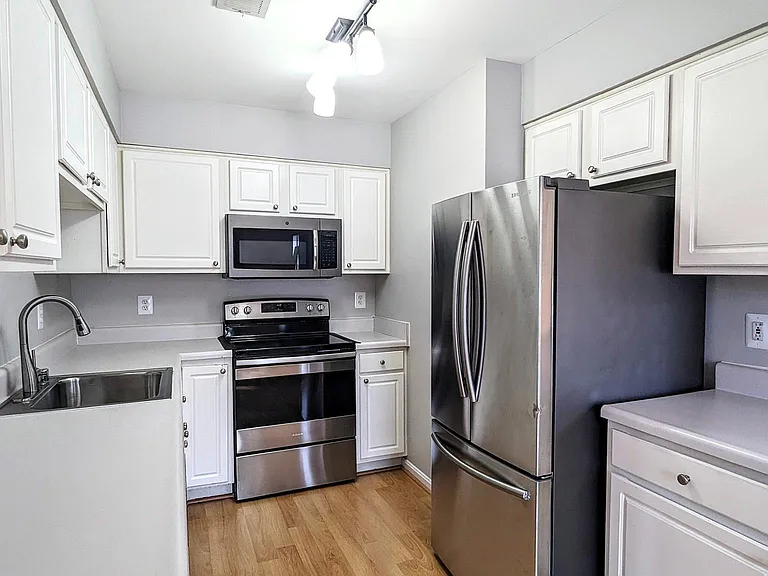 1009 Robin Hill Ter — Photo 4