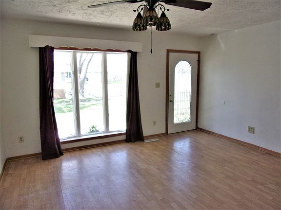 3rd image of 912 Hollyberry Dr