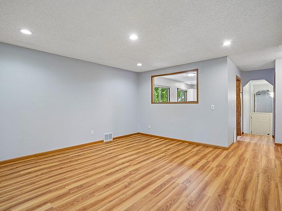 5th image of 15229 Buchanan Ct