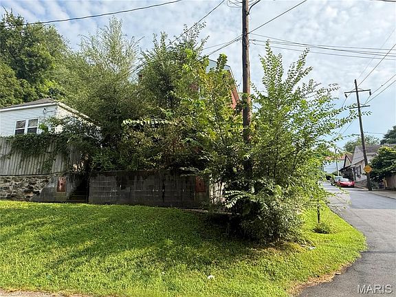 3rd image of 909 Bluff St