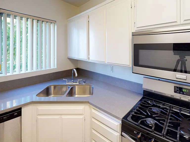 Clark Apartments...Gorgeous 2 Story Penthouse...Full Amenities...CALL NOW! — Photo 6